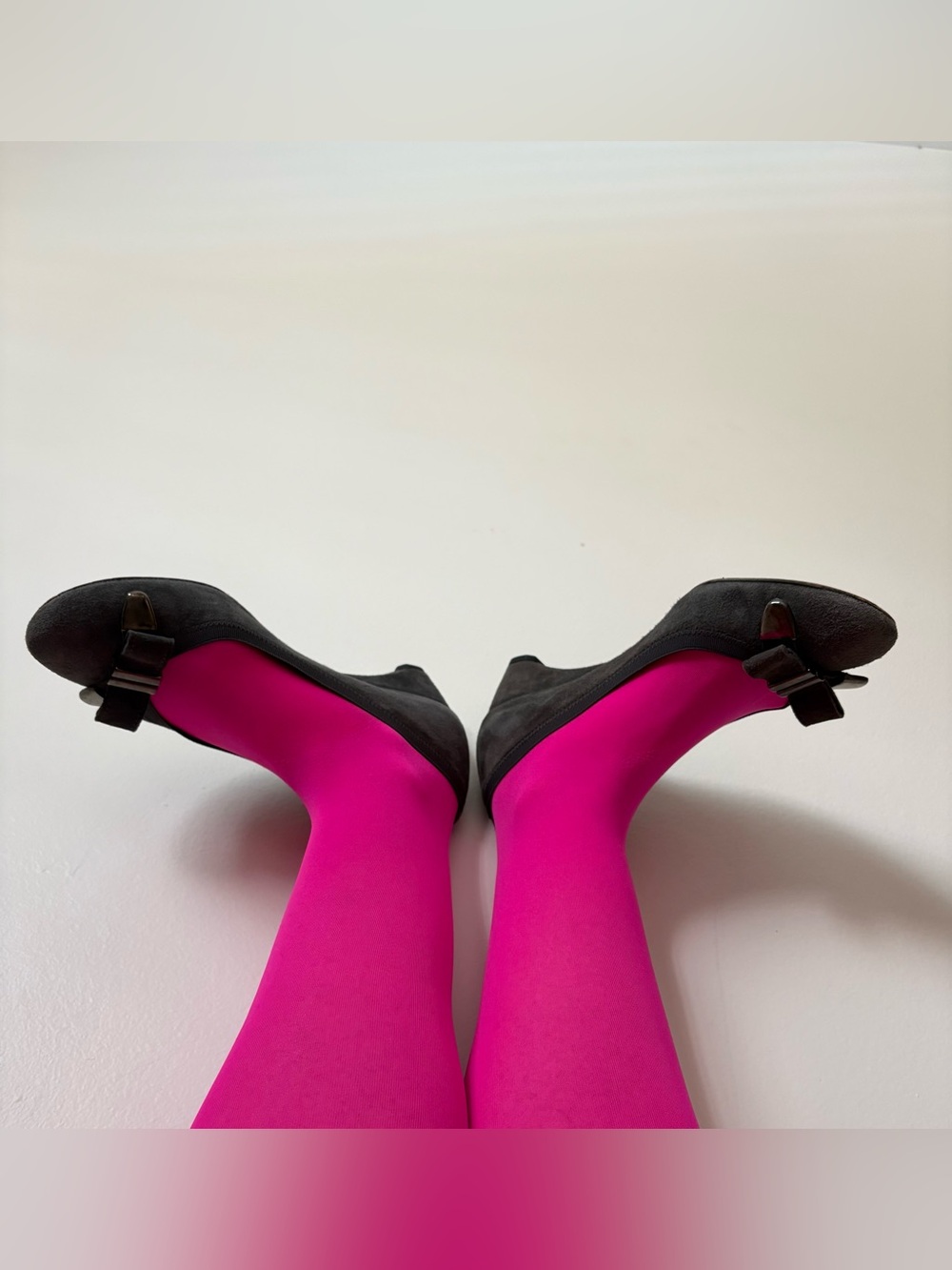 Stuart Weitzman Dark Gray Bow Pump size 8